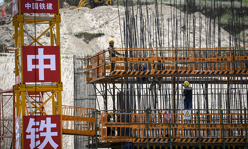 圖為建設工人在銀昆高速寧夏境內的LJ12-1標段的虎岔大橋上施工作業。新華社記者 馮開華 攝