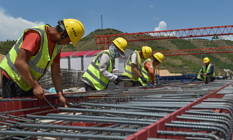 圖為建設工人在銀昆高速寧夏境內的LJ12-1標段施工作業。新華社記者 唐如峰 攝