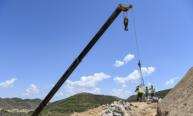圖為建設工人在銀昆高速寧夏境內的LJ12-1標段施工作業。新華社記者 馮開華 攝