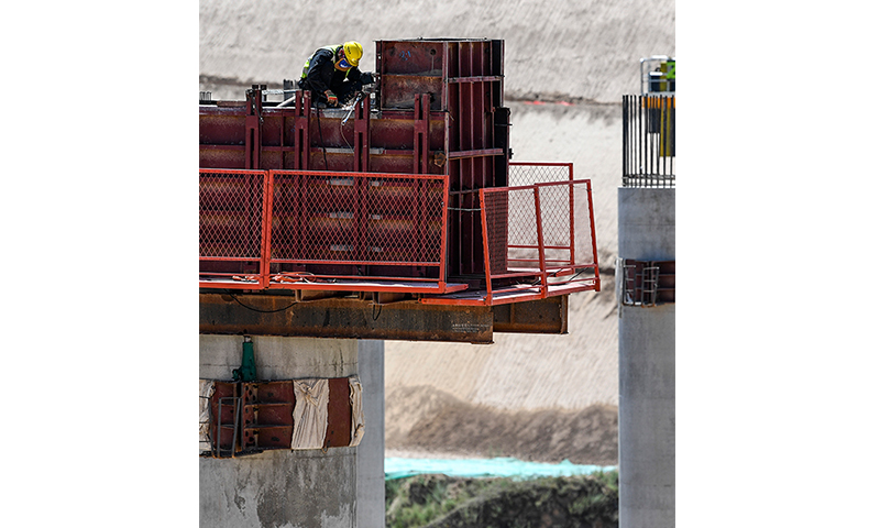 圖為建設工人在銀昆高速寧夏境內的LJ12-1標段的虎岔大橋上施工作業。新華社記者 馮開華 攝