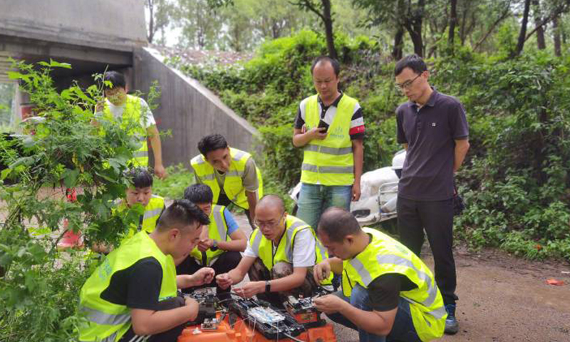 7月19日，鄭州、洛陽、平頂山等地突發暴雨，河南普遍進入強降雨模式。其中，鄭州市防汛應急響應于7月20日17時起，提升至 I 級。移動通信基礎設施面臨考驗，部分機房停電、基站退服、光纜損毀。雨情就是號角，汛情就是命令！中國移動河南公司第一時間成立應急指揮小組，調派人員和物資趕赴受災現場，全力搶通網絡通信“生命線”。截至7月20日16時，累計緊急發電搶通893個基站，搶通34處傳輸線路，累計出動車輛762輛次、人員1562人次、油機790臺次。