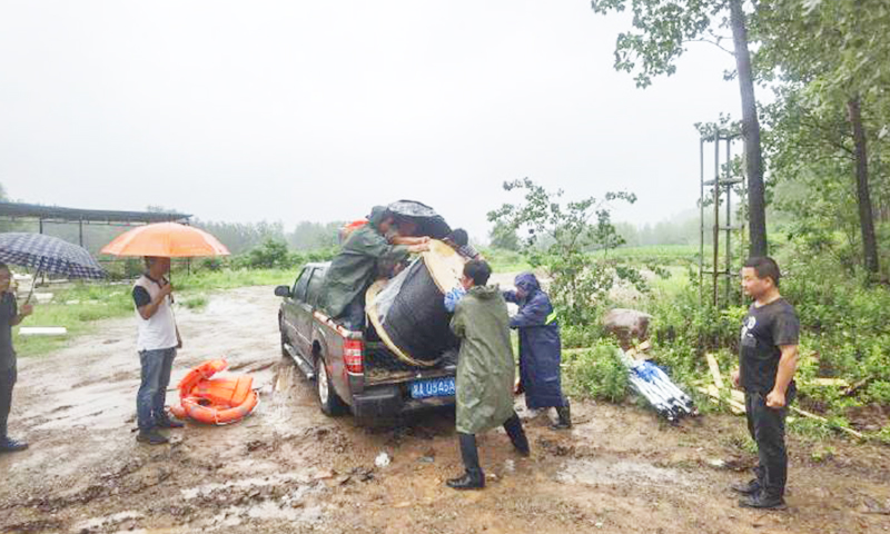 中國移動工作人員正全力搶通網絡通信“生命線”。