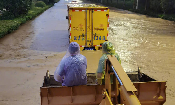 中國聯通工作人員冒雨搶修故障，暴風驟雨中誓保通信安全。