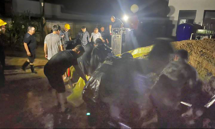 中國聯通工作人員冒雨搶修故障，暴風驟雨中誓保通信安全。