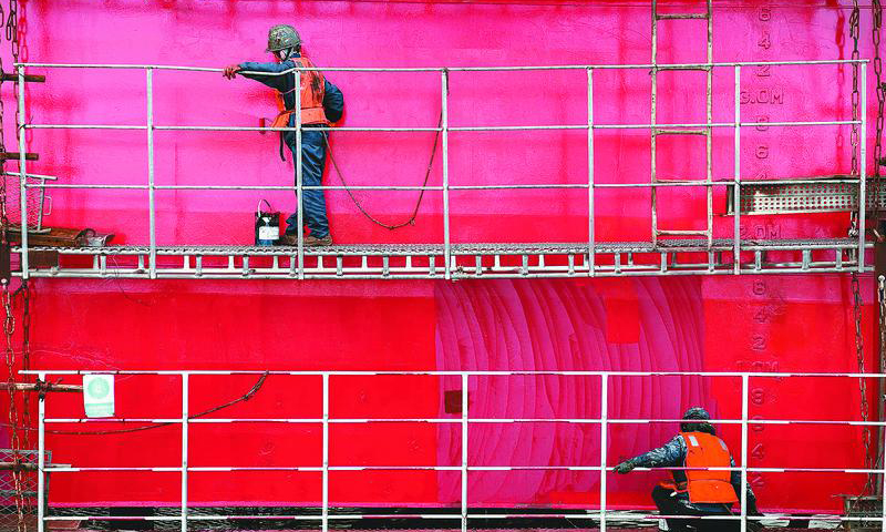 近日，“海洋石油924”鉆井平臺被緩緩拖離碼頭。結束五年特檢的“大考”后，平臺全員一刻未歇，開拔奔赴下一個作業井位，繼續探油找氣。這是“海洋石油924”鉆井平臺服役的第10個年頭，也是第二次開展五年特檢。此次特檢塢修共計92個項目，包括船體、樁腿、泥漿泵等關鍵結構設備的檢修。在35天總共800多個小時的塢修過程中，上到天車，下到樁靴，每個艙室都是黨員的“考場”。平臺嚴控塢修安全和修理質量，最終順利完成此次特檢塢修項目，累計節約成本139萬元。圖為船廠涂裝施工隊人員正在對平臺船體進行防腐涂裝作業。