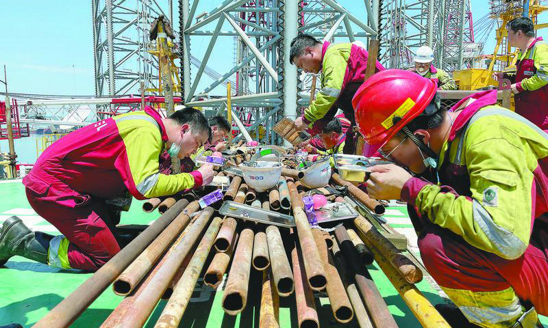 圖為黨員先鋒班組因趕設備安裝作業，錯過餐廳用餐時間，直至作業完成后才在飛機坪吃起盒飯。