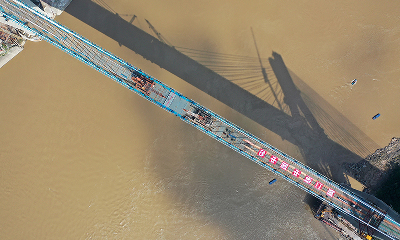 圖為7月26日拍攝的明月峽長江大橋合龍施工現場（無人機照片）。新華社記者 唐奕 攝