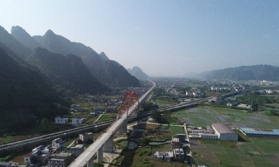 貴南高鐵橫跨廣西西北部和貴州東南部，是廣西首條時速350公里的高速鐵路和銜接“一帶一路”陸路南北新通道的重要組成部分，對廣西推進西部陸海新通道建設、加快構建“南向、北聯、東融、西合”開放發展新格局具有重要意義。全線預計2023年底開通運營，屆時南寧至貴陽通行時間將縮短至2個多小時。