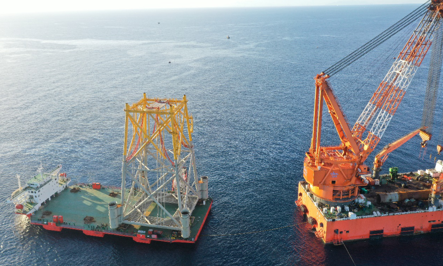 由中國能建廣東院勘察設(shè)計(jì)廣東火電承建的國內(nèi)首個(gè)近海深水區(qū)海上風(fēng)電場(chǎng)華電陽江青洲三500兆瓦海上風(fēng)電項(xiàng)目，完成海上升壓站基礎(chǔ)吊裝及沉樁施工。圖為運(yùn)輸船艉靠就位。