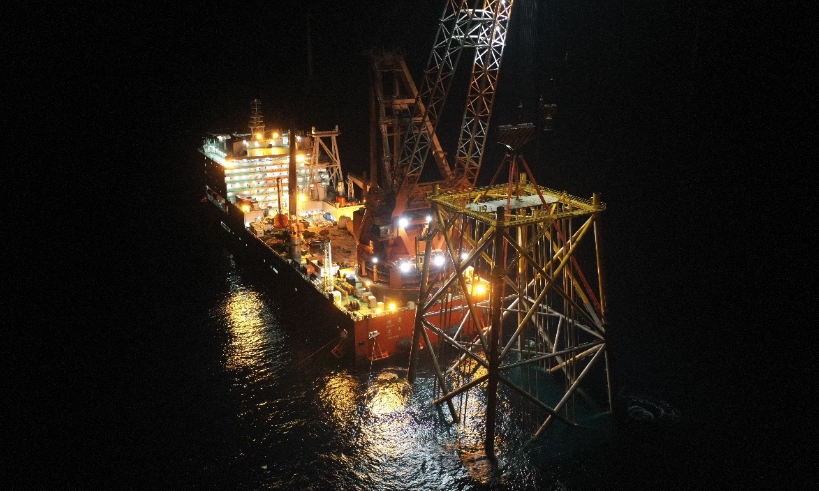 本次施工采用國內(nèi)先進(jìn)的DP3起重浮吊進(jìn)行吊裝及沉樁的方案，為順利完成吊裝及沉樁施工，項(xiàng)目部充分做好前期策劃，重視技術(shù)方案把控及復(fù)核，及時(shí)尋找并鎖定船舶資源，并多次對(duì)吊裝運(yùn)輸方案優(yōu)化改進(jìn)，反復(fù)校核運(yùn)輸船舶穩(wěn)定計(jì)算、沉樁分析、吊裝姿態(tài)等各項(xiàng)技術(shù)支撐數(shù)據(jù)，并創(chuàng)新提出下沉式吊耳設(shè)計(jì)，有效解決吊高及跨距限制問題。圖為定位精準(zhǔn)下放。