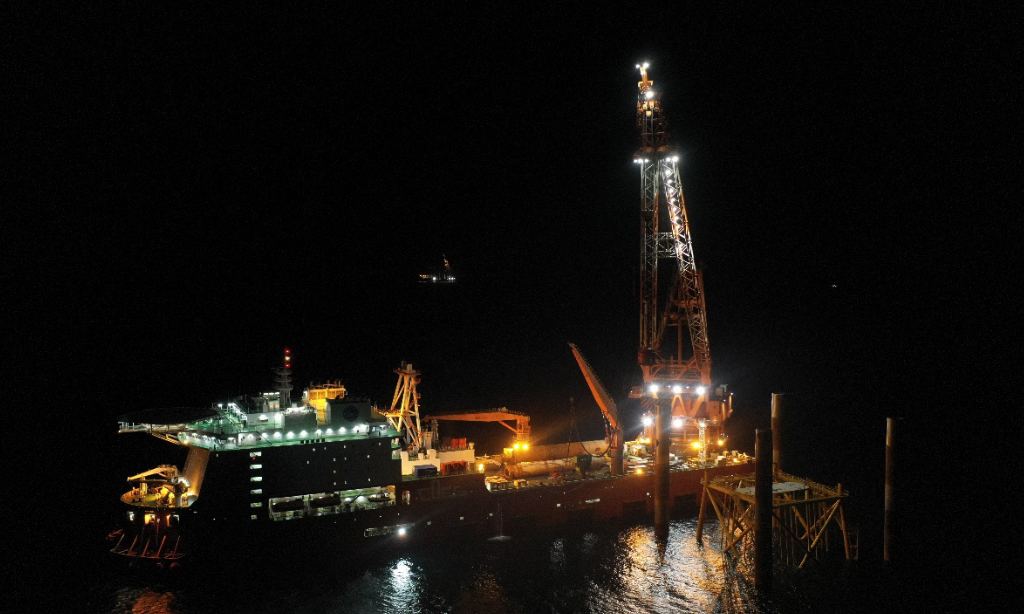 本次施工在發(fā)運(yùn)前完成對(duì)吊裝吊帶的預(yù)掛，提升了現(xiàn)場(chǎng)施工效率，順利地完成了國內(nèi)首個(gè)深水區(qū)升壓站導(dǎo)管架吊裝及沉樁施工，為后續(xù)深水區(qū)大型升壓站基礎(chǔ)施工積累了經(jīng)驗(yàn)，為推進(jìn)深水區(qū)海上風(fēng)電領(lǐng)域蓬勃發(fā)展貢獻(xiàn)了能建力量。圖為定位插樁。