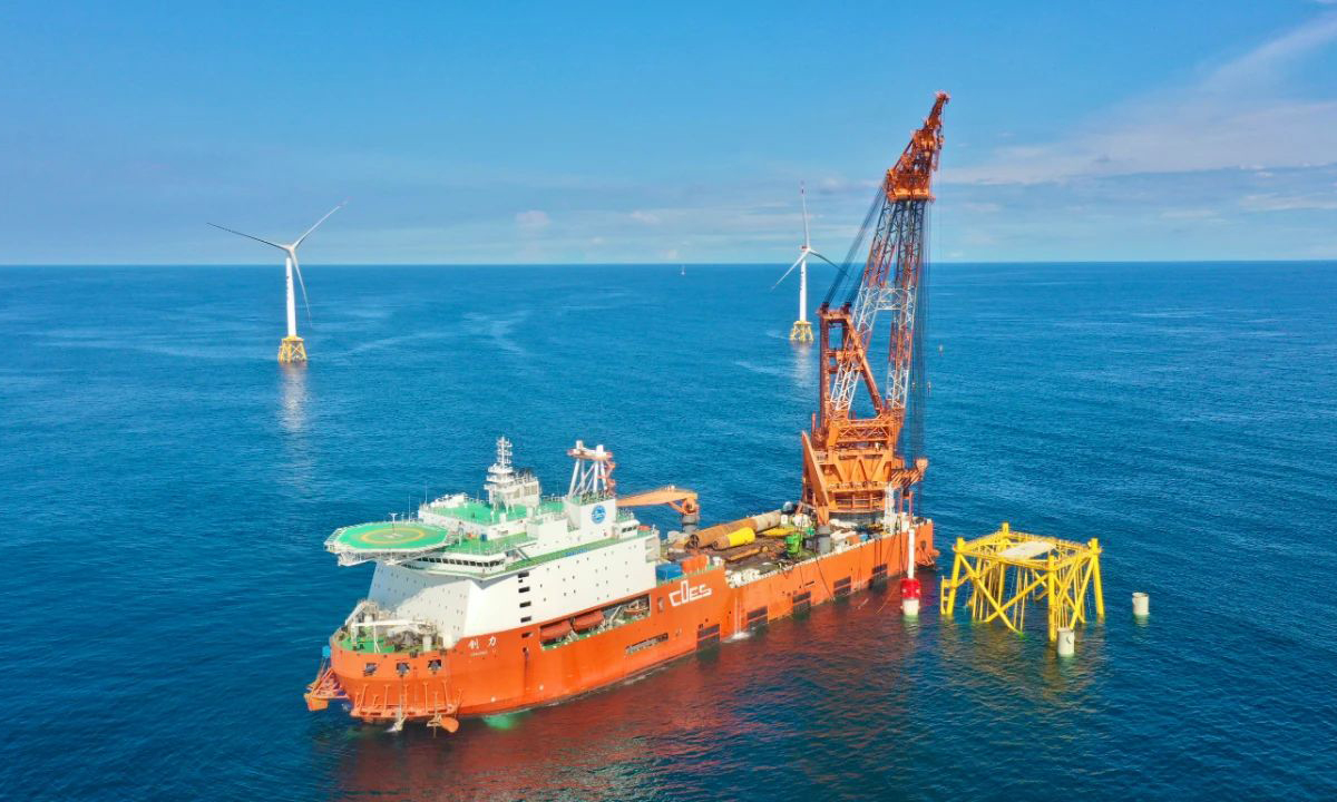 圖為沉樁施工。