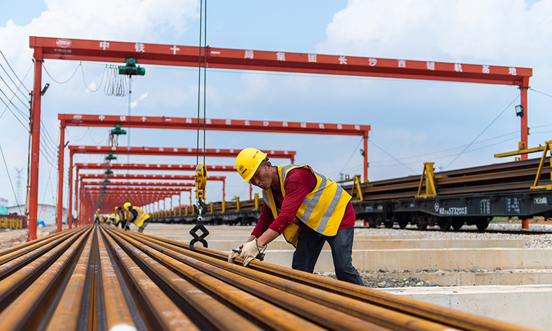 圖為工作人員在卸載軌道。新華社記者 陳思汗 攝