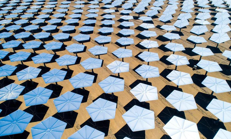 中國能源建設(shè)集團(tuán)有限公司積極發(fā)揮智庫咨詢、科技創(chuàng)新、工程服務(wù)、產(chǎn)業(yè)投資等領(lǐng)域優(yōu)勢，助推能源電力行業(yè)低碳轉(zhuǎn)型。圖為中國能建投資建設(shè)的哈密光熱50兆瓦熔鹽塔式光熱發(fā)電項(xiàng)目。該項(xiàng)目集發(fā)電與儲能為一身，是可代替化石能源電站作基礎(chǔ)負(fù)荷和調(diào)峰負(fù)荷的綠色電源。