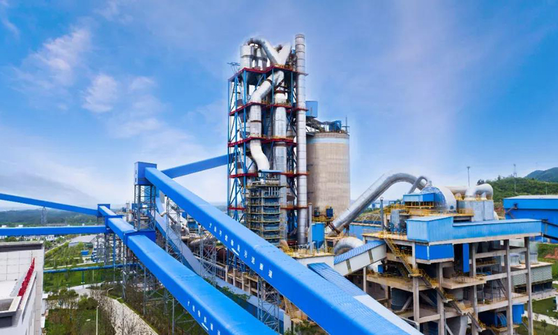 圖為能建水泥作為行業(yè)的環(huán)保領(lǐng)跑者，累計(jì)淘汰落后產(chǎn)能425萬噸，不斷推進(jìn)環(huán)保技術(shù)改造，實(shí)現(xiàn)粉塵超低排放，有效控制氮氧化物、二氧化硫。