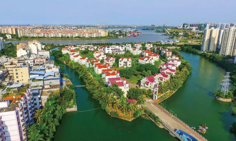 圖為葛洲壩集團(tuán)承建的海口市鴨尾溪水環(huán)境綜合治理項(xiàng)目，經(jīng)過截污納管、生態(tài)修復(fù)等工作后，不僅使鴨尾溪告別了昔日的黑臭水體，而且鴨尾溪的治水經(jīng)驗(yàn)成為國內(nèi)水體治理的典范向全國推廣。