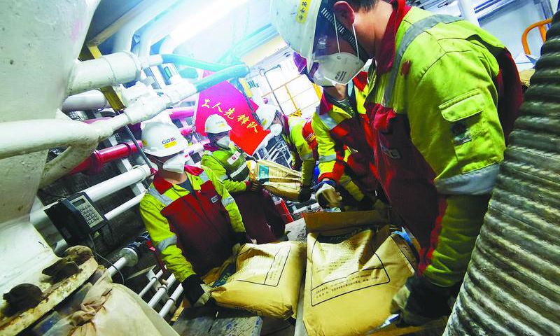 初秋，渤海灣秋風(fēng)正勁。中國(guó)海油“挑戰(zhàn)者”鉆井平臺(tái)上，“新優(yōu)快”試點(diǎn)項(xiàng)目最后一口井正在下套管作業(yè)。圖為二開作業(yè)期間需要大量泥漿，平臺(tái)上的工人先鋒隊(duì)迅速集結(jié)，手動(dòng)搬運(yùn)泥漿材料。