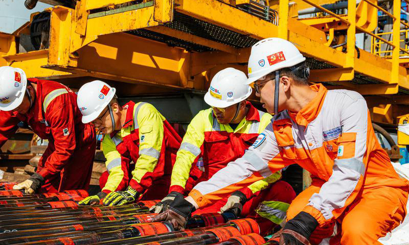 中國(guó)海油“新優(yōu)快”聯(lián)合項(xiàng)目組依托數(shù)字化管理，建立專家高效決策機(jī)制，海陸聯(lián)動(dòng)實(shí)時(shí)指導(dǎo)現(xiàn)場(chǎng)作業(yè)；同時(shí)，建立風(fēng)險(xiǎn)應(yīng)對(duì)機(jī)制，筑牢安全制度防線，實(shí)現(xiàn)安全生產(chǎn)零事故。圖為正執(zhí)完井作業(yè)的挑戰(zhàn)者平臺(tái)面臨油管鋪設(shè)作業(yè)。