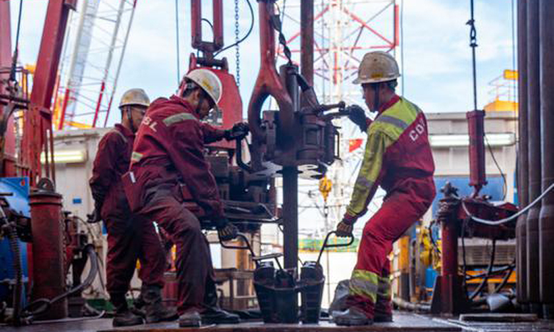 9月1日，“新優(yōu)快”試點(diǎn)項(xiàng)目23口井鉆井作業(yè)全部結(jié)束。中國(guó)海油“新優(yōu)快”聯(lián)合項(xiàng)目組經(jīng)過(guò)半年多的努力，終于在今天收獲了勝利的果實(shí)。圖為“新優(yōu)快”試點(diǎn)項(xiàng)目現(xiàn)場(chǎng)，鉆臺(tái)上作業(yè)人員正在進(jìn)行下鉆作業(yè)。