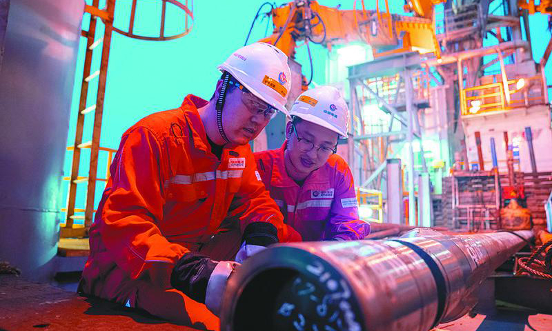 圖為鉆井監(jiān)督現(xiàn)場(chǎng)檢查入井工具合格證書，核實(shí)工具技術(shù)數(shù)據(jù)準(zhǔn)確無(wú)誤。