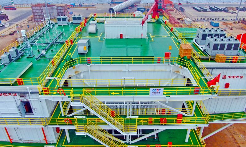 此次升壓站上部結構裝船以滾裝的方式，頂托在運輸托架上進行綁扎固定，將從天津重裝碼頭發運，進行約2400公里（1300海里）的海上運輸后抵達風場海域。