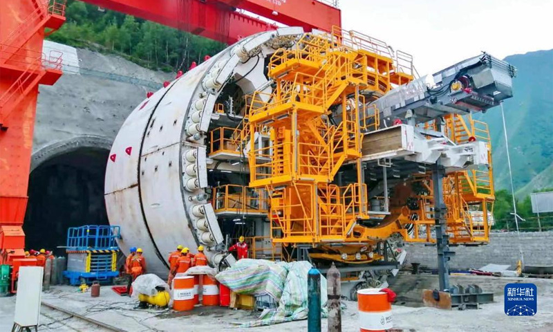 中國制造的全球最大直徑全斷面硬巖掘進機“高加索號”日前在格魯吉亞組裝完畢并投入使用。圖為9月7日在格魯吉亞古多里組裝過程中的“高加索號”全斷面硬巖掘進機。