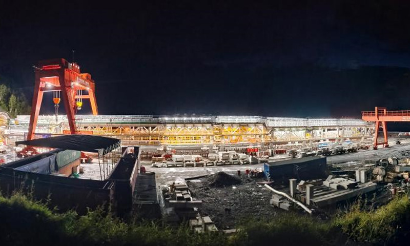 圖為9月2日在格魯吉亞古多里組裝過程中的“高加索號”全斷面硬巖掘進機。