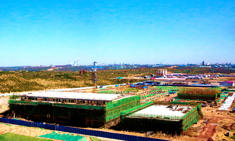 該公司依托乙二醇裝置，通過延伸產業鏈，建設世界首套5萬噸/年聚乙醇酸可降解材料示范項目（簡稱PGA項目）。據悉，該項目為集團公司2021年十大科技項目之一，采用自主知識產權技術，產品在土壤和海水等自然環境下可實現完全降解。圖為該公司可降解材料示范項目建設現場。