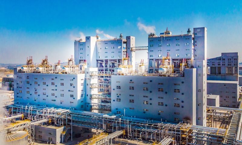 該公司186萬噸/年煤制甲醇項目于2020年12月26日實現氣化爐一次投煤成功，并于12月28日一次打通全流程，用時37小時產出合格MTO級甲醇，創造了國內從投料到產出甲醇用時最短的紀錄。圖為該公司氣化變換裝置。