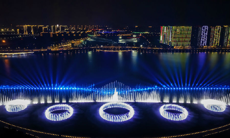 項目團隊為做好“長安秀”噴泉承載體水池的設計工作，解決滲漏、抗浮、結構沉降、河道結構沖刷、觀影視覺效果、周邊整體景觀協調、戶外高等級音響系統等技術難題，經過反復論證、多方研發、比選方案，經過200多個日日夜夜艱苦鏖戰，最終圓滿完成設計、采購、施工任務。