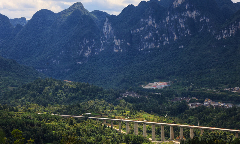 圖為合龍后的撈村雙線特大橋。（新華社記者 劉續(xù) 攝）