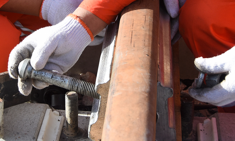 和若鐵路為國家重點鐵路建設(shè)項目，線路全長825.476公里，2018年12月開工建設(shè)，連通南疆和田地區(qū)和田市與巴音郭楞蒙古自治州若羌縣，預計2022年6月開通運行。圖為工人們?yōu)殇撥壣下萁z。（新華社記者 顧煜 攝）