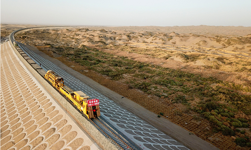 圖為穿沙而行的和若鐵路正式鋪通。（新華社記者 顧煜 攝）