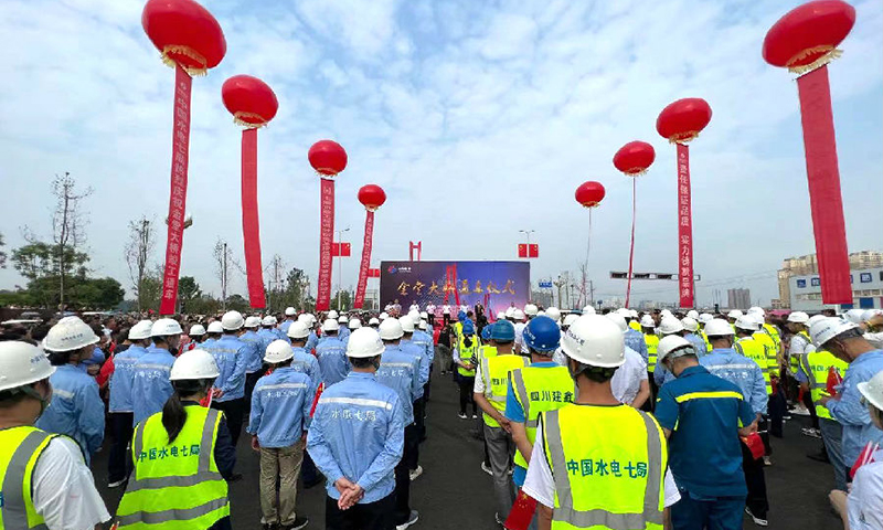 金堂大橋及連接線工程全長1644米，其中橋梁全長1297米，主塔高度137.5米，主跨430米，鋼箱梁總重1.7萬噸，為成都市主塔最高、主跨最長、鋼箱梁最重的雙塔雙索面斜拉橋。