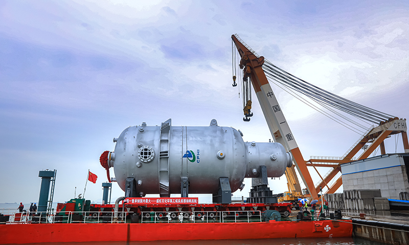 中國一重承制的SD專利環氧乙烷反應器是國家石化產業規劃布局方案重點工程——盛虹煉化一體化項目的核心裝備。該裝備內徑達到φ8200毫米，單重1242噸，換熱管多達17867根。