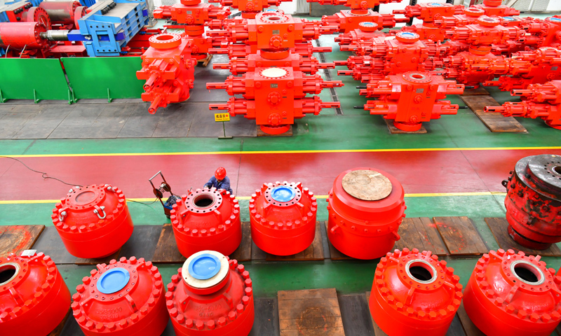 近年來，該市通過實(shí)施重大科技成果轉(zhuǎn)化行動(dòng)、支持企業(yè)建立研發(fā)機(jī)構(gòu)等舉措，推動(dòng)產(chǎn)業(yè)轉(zhuǎn)型升級(jí)，打造石油鉆采裝備高端制造業(yè)，產(chǎn)品暢銷國內(nèi)并遠(yuǎn)銷北美、非洲、中東等地。圖為位于河北省任丘市的河北華北石油榮盛機(jī)械制造有限公司工人在檢查產(chǎn)品部件。（新華社記者 牟宇 攝）