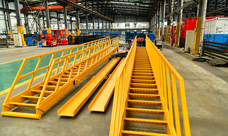 圖為位于河北省任丘市的河北新鐵虎石油機(jī)械有限公司的工人在車間內(nèi)組裝產(chǎn)品。（新華社記者 牟宇 攝）