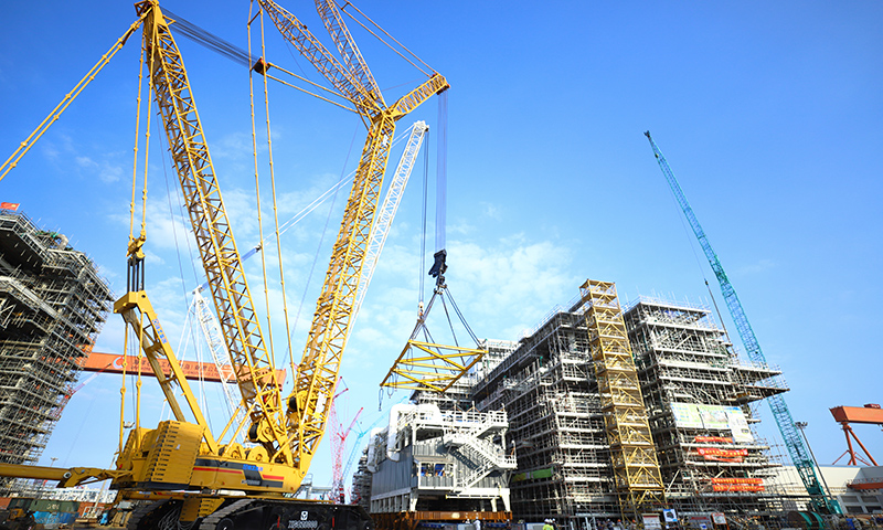 同時(shí)，圍繞“安全生產(chǎn)提升百日行動(dòng)”和“質(zhì)量月活動(dòng)”科學(xué)有序組織實(shí)施大型吊裝突擊作業(yè)，多措并舉破除難題，全力以赴提效增產(chǎn)。圖為Mini E-House（電氣間）吊裝準(zhǔn)備現(xiàn)場(chǎng)。