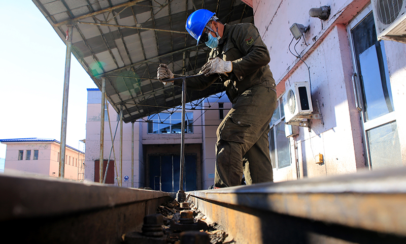 圖為華能新華電廠做好入冬前燃煤接卸工作，對翻車機前鐵路軌道進行維修消處缺陷，保障燃煤接卸順利。