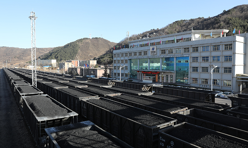 圖為華亭煤業公司全力以赴做好煤炭發運工作。