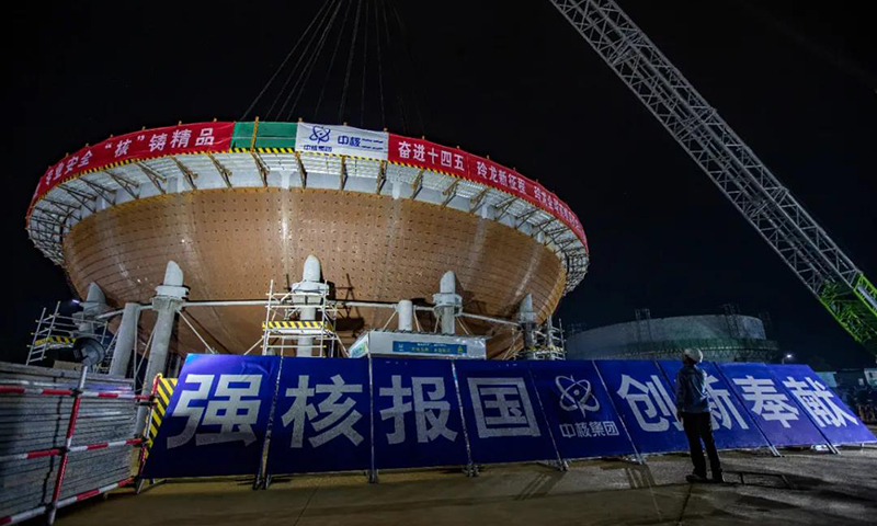 玲龍一號是中核集團通過十余年自主研發并具有自主知識產權的多功能模塊化小型壓水堆堆型，是繼中核集團三代核電華龍一號后的又一自主創新重大成果。區別于傳統核電技術，模塊式小型堆技術具有小型化、模塊化、一體化、非能動的特點，其安全性高，建造周期短，部署靈活，可作為清潔分布式能源，供電的同時可滿足海水淡化、區域供暖／冷、工業供熱等多種用途。