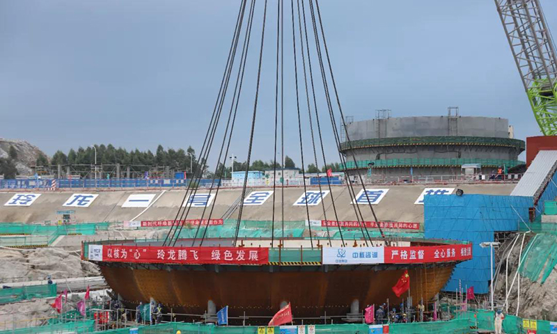 安全殼是核電站反應堆廠房的重要組成部分，是核安全關鍵屏障，在結構上由頂封頭、筒體和底封頭三部分組成。其中，底封頭位于內部結構基礎和整體筏基之間，支承著鋼制安全殼，并將鋼制安全殼及其支承物項的各種荷載和作用傳遞到整體筏基。