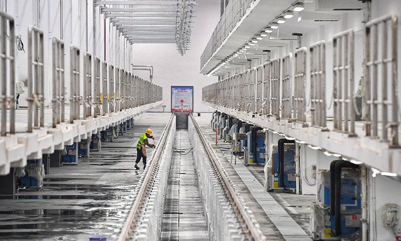 圖為施工人員在深圳地鐵14號線昂鵝車輛段車輛檢修平臺做清潔。（新華社記者 劉大偉 攝）