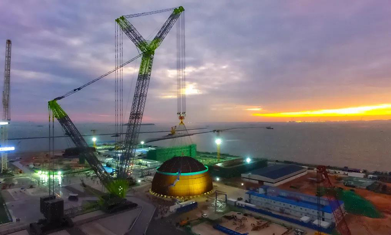 近日，我國自主三代核電華龍一號批量化建設首臺機組——中核集團漳州核電1號機組內穹頂成功吊裝，標志著該機組從土建施工階段全面轉入設備安裝階段，華龍一號批量化建設邁出堅實步伐。