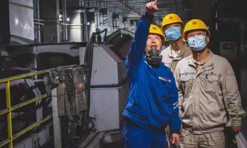 11月1日0時，隨著大唐遼寧沈撫熱力、葫蘆島熱力兩家企業正式開栓供熱，中國大唐集團有限公司在東北地區所屬供熱企業已全線向居民供暖。圖為大唐葫蘆島熱電公司員工在生產現場巡檢。