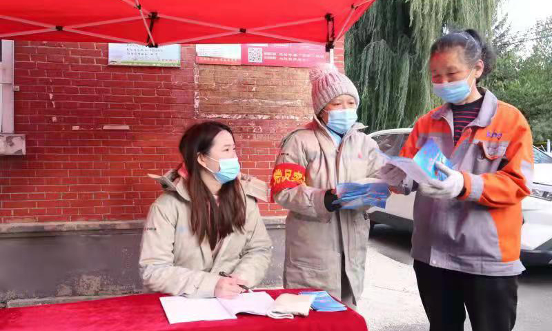 圖為大唐長熱吉林熱力公司員工深入社區向用戶講解供熱知識。