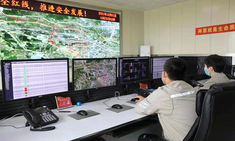 圖為雞西龍唐供熱公司員工認真監盤，通過大屏時時關注熱網狀態。