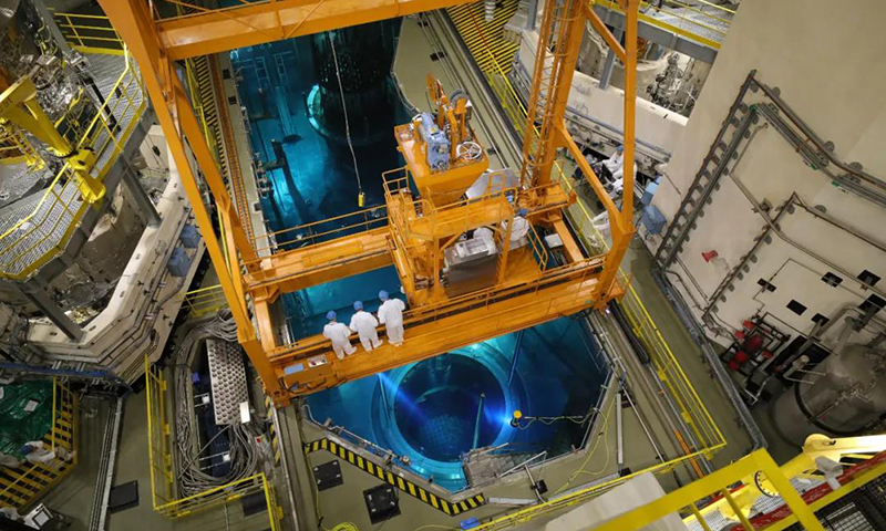 11月6日，隨著第1組燃料組件入堆，華龍一號示范工程第2臺機(jī)組——中核集團(tuán)福清核電6號機(jī)首爐燃料裝載正式開始，標(biāo)志著該機(jī)組進(jìn)入主系統(tǒng)帶核調(diào)試階段，向建成投產(chǎn)邁出了重要一步。