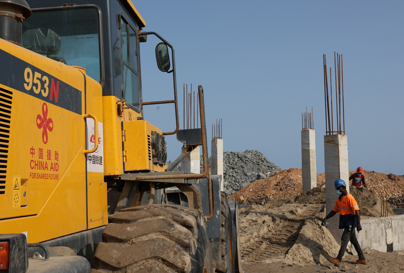 目前項目施工進展順利。圖為在加納首都阿克拉，工人在中國援建加納漁港綜合設(shè)施項目施工現(xiàn)場作業(yè)。（新華社記者 許正 攝）