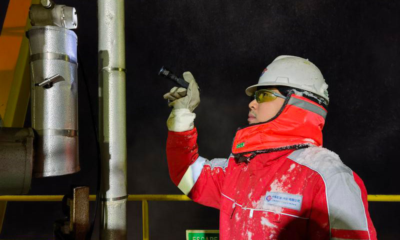 圖為平臺員工加強巡檢。